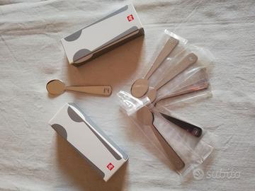 Cucchiaini mod. Ombra e tazze Mug. Expo 2015