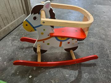 Cavallo a dondolo in legno