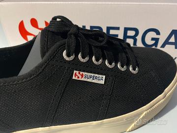 Superga nere con suola alta sale