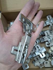 Cerniere per antine cucina