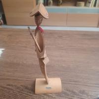 Bambola giapponese in bambù intagliata a mano