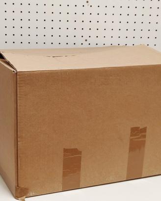 Scatola con oggetti vari utili e per arredare