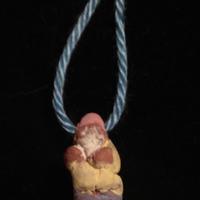 Collanina con piccolo gnometto in ceramica