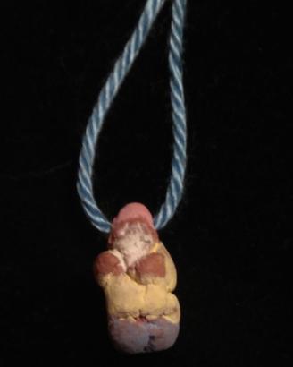 Collanina con piccolo gnometto in ceramica