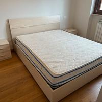 Letto matrimoniale e comodini