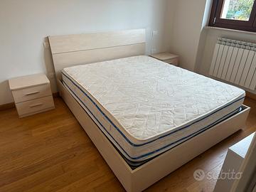 Letto matrimoniale e comodini