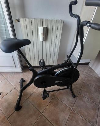 Cyclette con manubrio sincronizzato