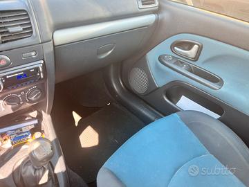 Clio 2001