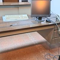 Scrivania ufficio+bancone+6 poltroncine attesa