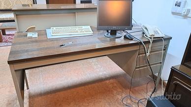 Scrivania ufficio+bancone+6 poltroncine attesa