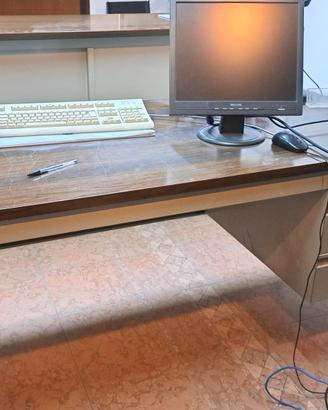 Scrivania ufficio+bancone+6 poltroncine attesa