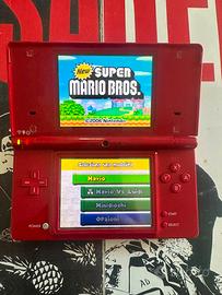 Nintendo DSi rosso con caricatore