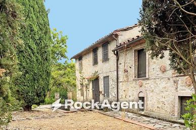 Rustico / Casale di 300 m² con più di 5 locali a L