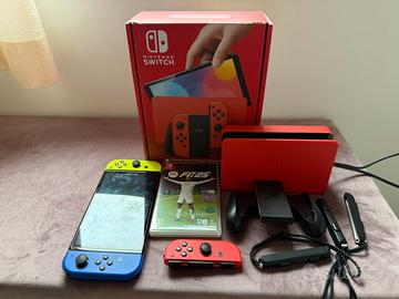 Nintendo Switch con 3 joy-con rosso giallo e blu