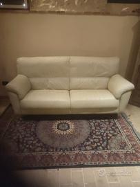 divano tre posti in pelle