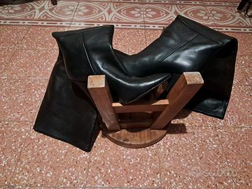 stivali neri in pelle con tacco a spillo