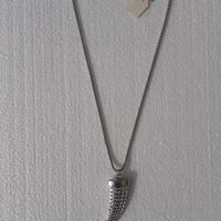 collana con ciondolo a corno con strass