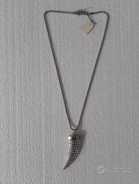 collana con ciondolo a corno con strass
