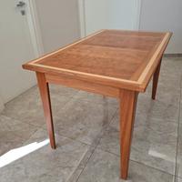 Tavolo artigianale in legno massello.