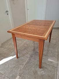 Tavolo artigianale in legno massello.