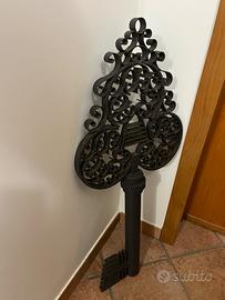 Grande chiave decorativa in ghisa vintage