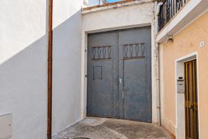 Abitazione di corte su due livelli con box auto