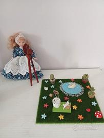 Bambolina fotografa con giardino in miniatura