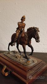soldatino in miniatura a cavallo 