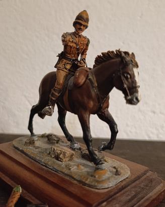 soldatino in miniatura a cavallo 