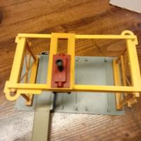 Scarico container con gru e pedana di supporto 