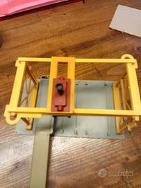 Scarico container con gru e pedana di supporto 