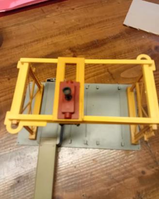 Scarico container con gru e pedana di supporto 