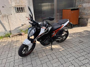 KTM 125 Duke ABS (2017) - Tenuta benissimo