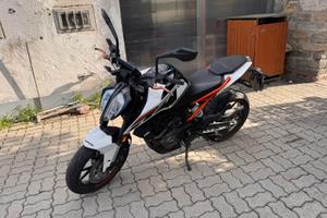 KTM 125 Duke ABS (2017) - Tenuta benissimo
