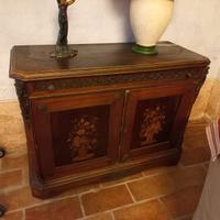 Antica credenza con intarsi