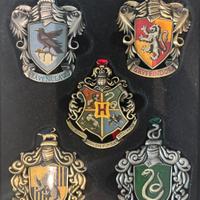 Teca con gli stemmi delle case  di hogwarts