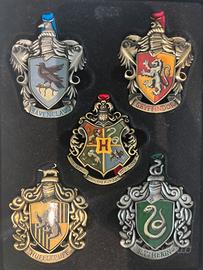 Teca con gli stemmi delle case  di hogwarts