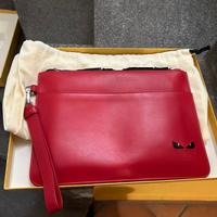 Fendi - Pochette in pelle rossa con etichette -