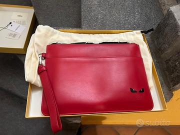 Fendi - Pochette in pelle rossa con etichette -