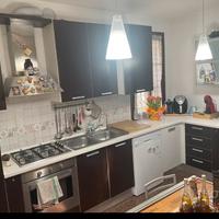 Cucina con elettrodomestici