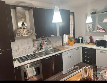 Cucina con elettrodomestici