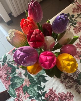Vaso  in legno originale dell’Olanda con Tulipani