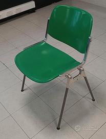 Sedia in plastica verde con struttura in metallo
