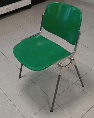 Sedia in plastica verde con struttura in metallo