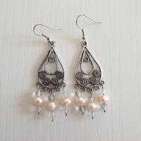 Orecchini con pietre finta madreperla e perline