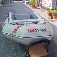 Gommone tende con motore fuoribordo