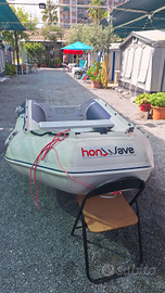 Gommone tende con motore fuoribordo