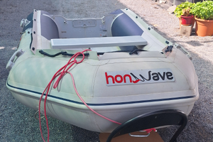 Gommone tende con motore fuoribordo