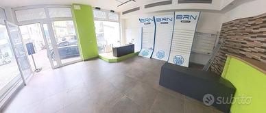 Locale commerciale con magazzino a Laives