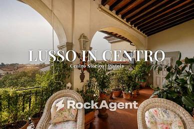 Attico / Mansarda di 450 m² con più di 5 locali a 